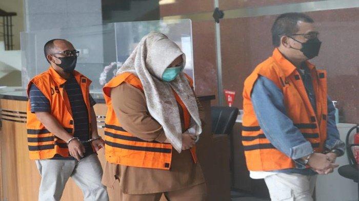 PARA TERSANGKA - Tersangka OTT KPK Umi Hartati, Anggota DPRD OKU (tengah) saat tiba di Gedung KPK
