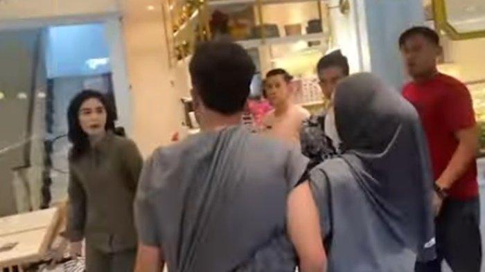 Sri Meiliana saat berada di TKP penganianyaan dokter koas di Palembang.