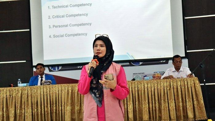 Srikandi PLN UID S2JB berbagi wawasan kelistrikan bersama mahasiswa Universitas Persatuan Guru Republik Indonesia (PGRI) Palembang.