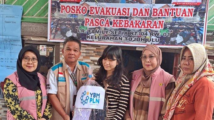 Srikandi UID S2JB dan Yayasan Baitul Maal PLN UID S2JB menyalurkan bantuan bagi korban kebakaran di Seberang Ulu 1, Kamis, (9/11/2023).