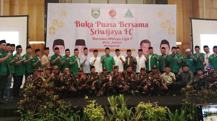FOT BARENG BANSER - Manajemen Sriwijaya FC berfoto bareng sahabat Ansor dan Banser pada buka puasa bersama GP Ansor, Pemprov Sumsel dan perwakilan suporter di Ballroom Hotel Santika Premiere Bandara Palembang, Sabtu (22/3/2025).