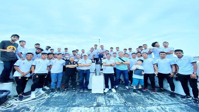 Manajer Tim Sriwijaya FC Hendriansyah ST MSi, Dirtek PT SOM (Sriwijaya Optimis Mandiri) Indrayadi SE selaku manajemen pengelola klub Sriwijaya FC, Pelatih kepala Sriwijaya FC Liestiadi bersama para pemain dan ofisial refreshing di kapal pesiar KM Putri Kembang Dadar di perairan Sungai Musi Palembang.