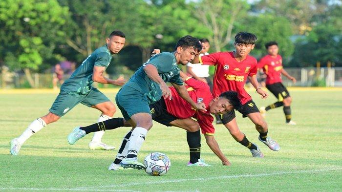 Dua pemain Sriwijaya FC Ryan Wiradinata dan Rifaldi Bawou mendapat perlawanan keras saat menjamu Tim Pra PON Lampung pada laga ujicoba di Lapangan Garuda Sriwijaya Jasdam Kebun Bunga Sukarami Palembang, Rabu (26/7/2023) sore dengan skor 4-1.