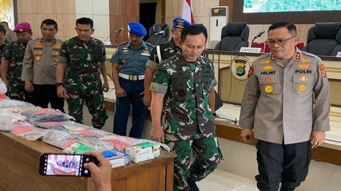 STATUS OKNUM TNI - Kapolda Lampung Irjen Helmy Santika dan Pangdam II Sriwijaya Mayjen TNI Ujang Darwis saat di Mapolda Lampung, Rabu (19/3/2025). Status 2 oknum TNI tembak 3 polisi Way Kanan belum jadi tersangka