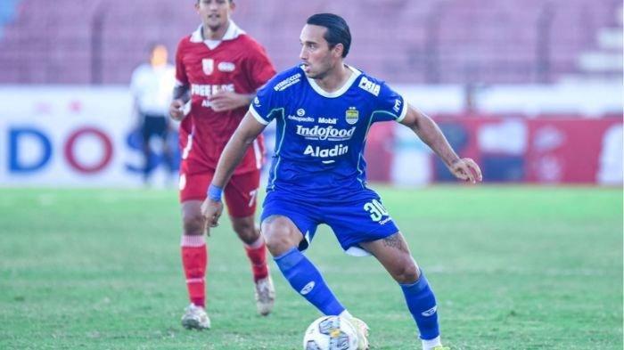 Striker Persib Bandung, Ezra Walian pantas dinobatkan sebagai pahlawan kemenangan Maung Bandung pada laga menghadapi Persis Solo, Minggu (18/12/2022).
