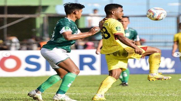 Striker Sriwijaya FC, Habibi Jusuf berduel dengan bek PSMS Medan Aziz Hutagalung di Stadion Teladan Medan pada putaran pertama,Senin (23/10/2023).