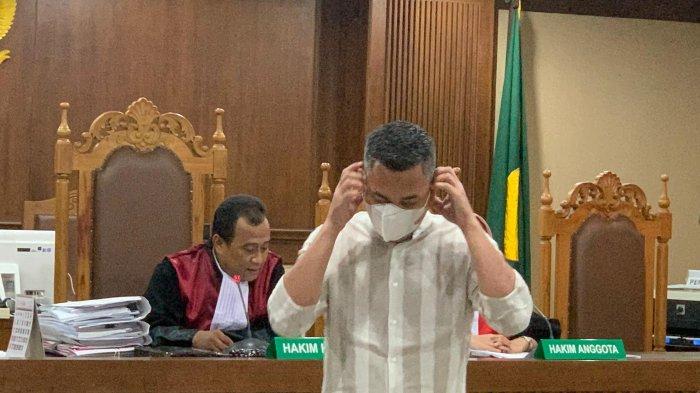 Suami Zaskia Gotik, Sirajuddin Mahmud, memenuhi panggilan Komisi Pemberantasan Korupsi (KPK)