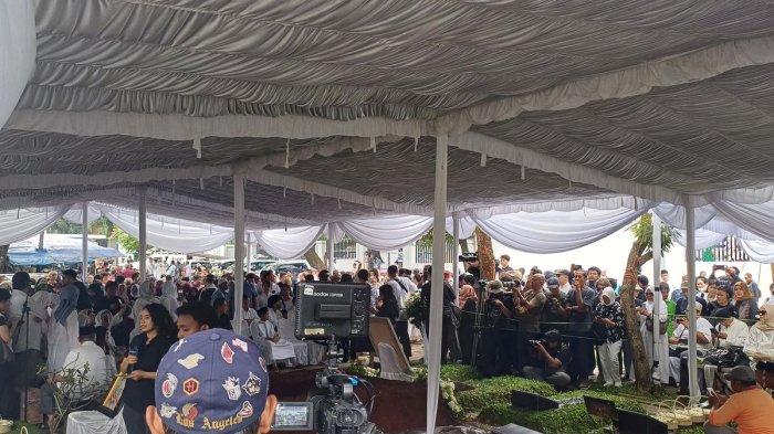 PEMAKAMAN TITIEK PUSPA - Suasana jelang pemakaman Titiek Puspa di Taman Pemakaman Umum (TPU) Tanah Kusir, Jakarta Selatan, Jumat (11/4/2025).