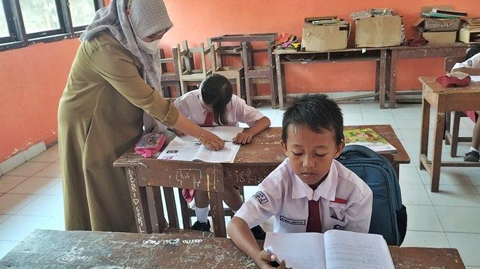 Suasana SDN 11 Kayuagung terlihat muridnya sedikit dibandingkan sekolah pada umumnya, Senin (4/9/2023) siang.
