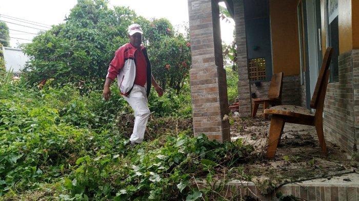 Suasana di TKP kasus Subang setahun setelah peristiwa berlalu. Semak belukar tumbuh dan aris polisi sudah dibuka.