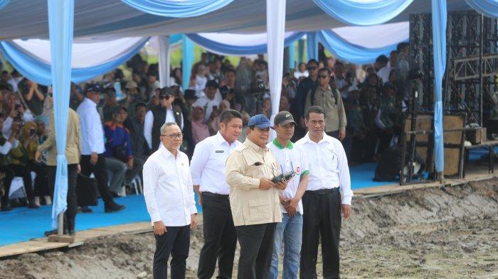 TANAM PADI SERENTAK - Presiden Prabowo Subianto bersama Menteri Pertanian Andi Amran Sulaiman dan Menko Pangan Zulkifli Hasan melakukan kunjungan kerja ke Pemulutan di Ogan Ilir, Sumatera Selatan, Rabu (23/4/2025). Kunjungan Prabowo beserta menteri-menteri itu dalam rangka memimpin kegiatan tanam padi serentak di 14 provinsi secara nasiona
