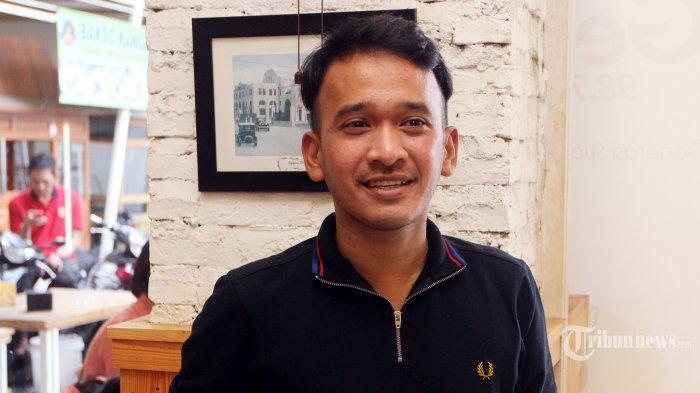 RUBEN NAIK HAJI - Presenter Ruben Onsu saat menghadiri acara konferensi pers Charity yang bertajuk Peduli Sahabat Jupe di Warunk Ekomando, Tebet, Jakarta Selatan, Kamis (13/4/2017). Tak nyangka langsung naik haji pasca mualaf, Ruben Onsu menangis pilu