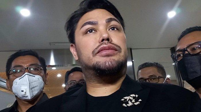 IVAN GUNAWAN - Momen Ivan Gunawan memenuhi pemeriksaan terkait kasus dugaan investasi bodong robot trading DNA Pro di Bareskrim Polri, Jakarta Selatan, Kamis (14/4/2022). Ivan Gunawan mengaku senang mendengar hubungan Desy Ratnasari dan Ruben Onsu.