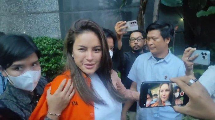 KONDISI NIKITA MIRZANI - Nikita Mirzani resmi ditahan usai jadi tersangka kasus dugaan pemerasan bos skincare senilai Rp 4 M. Nikita Mirzani di Polda Metro Jaya Jakarta Pusat, Selasa (4/3/2025). Terungkap kondisi Nikita Mirzani ultah di penjara, tertawa melambai pakai baju cantik