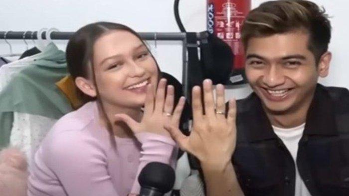 Teuku Ryan dan Kimberly Angela pamer cincin bareng
