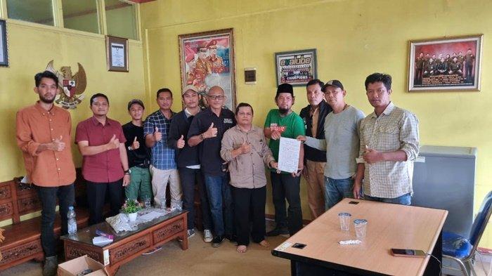 Tiga Pentolan Kelompok Suporter Ketua Sriwijaya Mania Eddy Ismail, Ketua Singa Mania Yayan Hariansyah, Capo Tifoso Ultras Palembang Qusoi, bersama Sekretaris PT SOM Faisal Mursyid, Sekretaris Asprov PSSI Sumsel AKBP (Pur) Syahril Musa, Marketing Officer Septian Wijaya di Sekretariat Sriwijaya FC, Komplek Palembang Square.