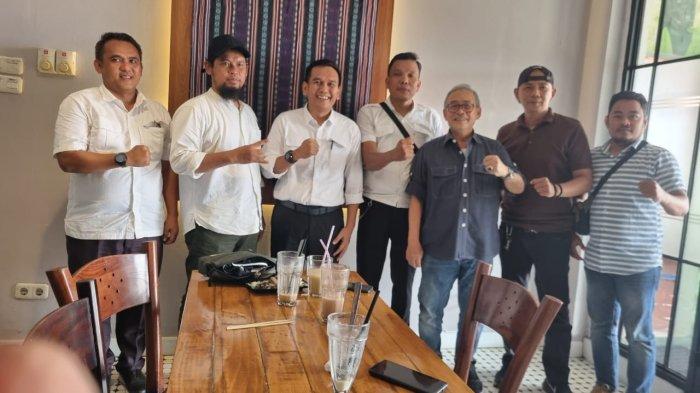 Manajer Tim H Hendriansyah, Presiden SFC H Bakti Setiawan (ketiga dari kanan), Kasat Intelkam Polrestabes Palembang AKBP Yulianto bersama pentolan tiga kelompok suporter Sriwijaya FC di Cafe Monte Jl. KH. Ahmad Dahlan, Rabu (15/11/2023).