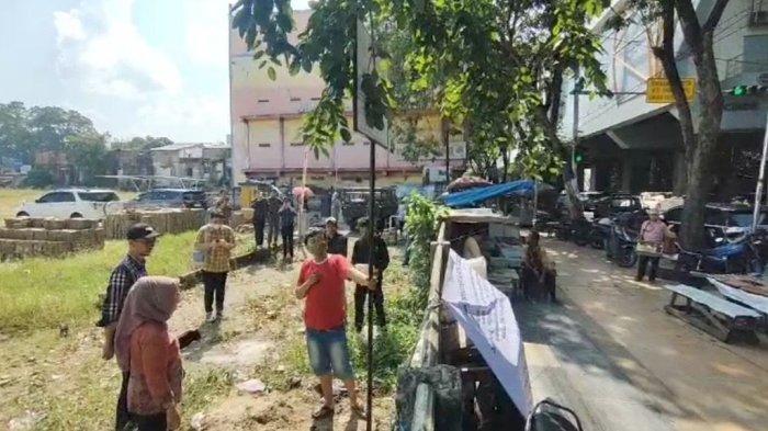 Tim kuasa hukum pemilik bangunan ruko di Jalan Jenderal Sudirman mencopot papan pengumuman hak milik ahli waris