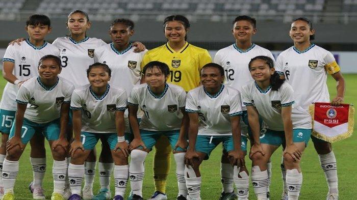 Timnas Putri Indonesia U-19 foto bersama sebelum bertanding.