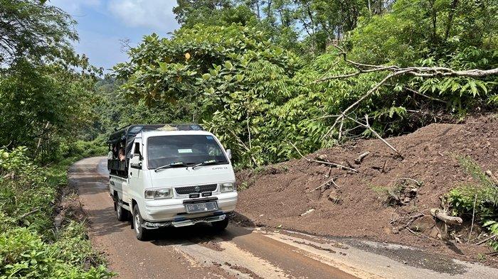 Titik di Jalan Poros Pendopo-Tebing Tinggi, Kabupaten Empat Lawang yang alami longsor.