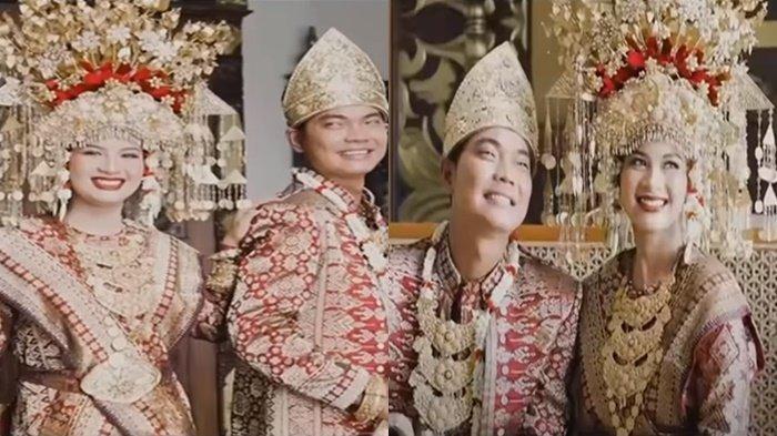 Begini potret Tri Suaka dan Nabila Maharani mengenakan pakaian adat Palembang, Sumatera Selatan.