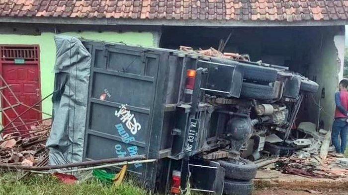 Truk diduga pengangkut minyal ilegal yang tabrak pasutri di Banyuasin hingga meninggal dunia, Selasa (22/8/2023).