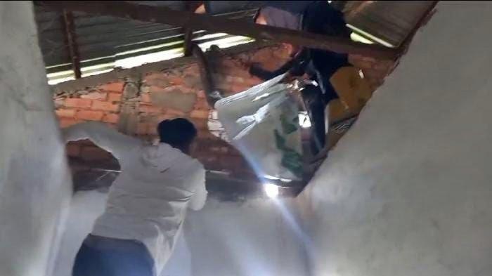 Ular piton sepanjang 6 meter di rumah salah satu warga, Ferdi (40), Rabu, (8/11/2023).