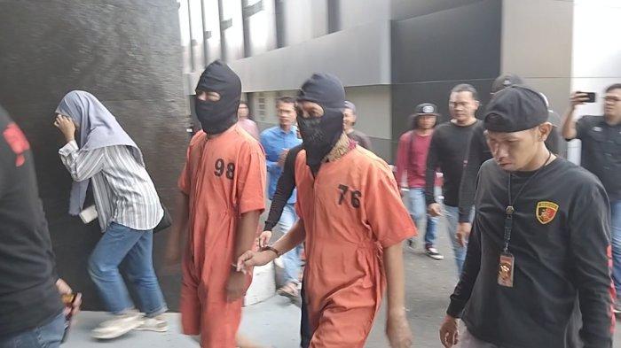 Unit IV Jatanras Polda Sumsel menggiring tersangka debt collector, Kamis (25/4/2024).