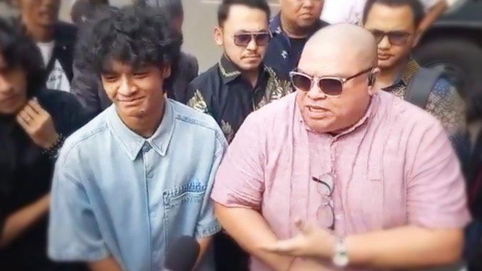 PACAR BARU LOLLY. Pengacara Razman Nasution, memberikan teguran terhadap kliennya Tiktokers Vadel Badjideh agar bicara jujur soal kasusnya soal Lolly dan Nikita Mirzani pada (28/10/2024). Vadel Badjideh Kalah Jauh, Profesi Kekasih Baru Lolly Bocor, Razman Nasution Ungkap Kekesalannya.