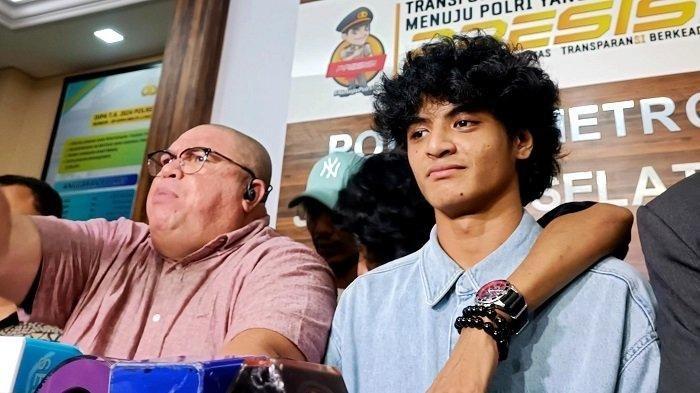 VADEL LAMAR LOLLY -- Vadel dimintai penjelasan atas laporan Nikita Mirzani yang mengadukan dugaan persetubuhan dan aborsi anak dibawah umur dengan korban Lolly. Vadel Badjideh usai pemeriksaan di Polres Metro Jakarta Selatan, Jumat (4/10/2024).. Razman Nasution Jadi Saksinya, Vadel Badjideh Lamar Lolly