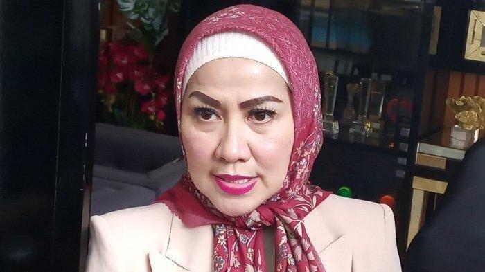 VENNA MELINDA BEREAKSI - Pemain sinetron Venna Melinda di rumah Verrell Bramasta, anaknya, di kawasan Jagakarsa, Jakarta Selatan, Sabtu (27/8/2022). Soroti pengaruh Fuji pada putranya, Venna Melinda ungkap perubahan Verrell Bramasta