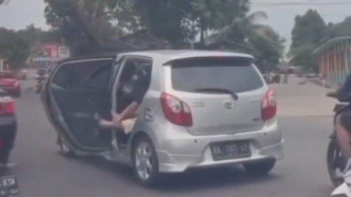 Viral Wanita Teriak Minta Tolong Dalam Mobil Tapi Pengendara Lain tak Ada yang Bantu, Netizen Geram