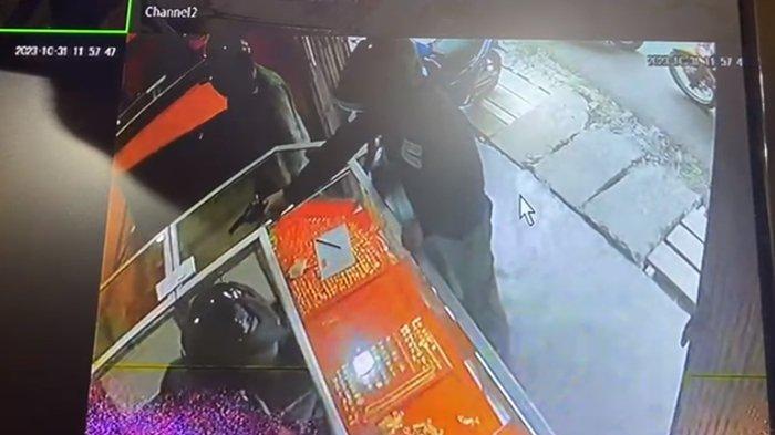 Viral di sosial media tiga orang perampok beraksi menguras emas di toko emas di Pasar Bhayangkara Kabupaten Pali