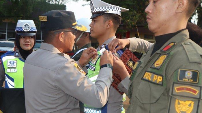 Wakapolres Muara Enim Kompol CS Panjaitan SE MSi mengenakan pita tanda pelaksanaan Operasi Zebra Musi 2023. Untuk pelaksanaan operasi berlangsung selama 14 hari, mulai dari tanggal 4 hingga 17 September 2023.