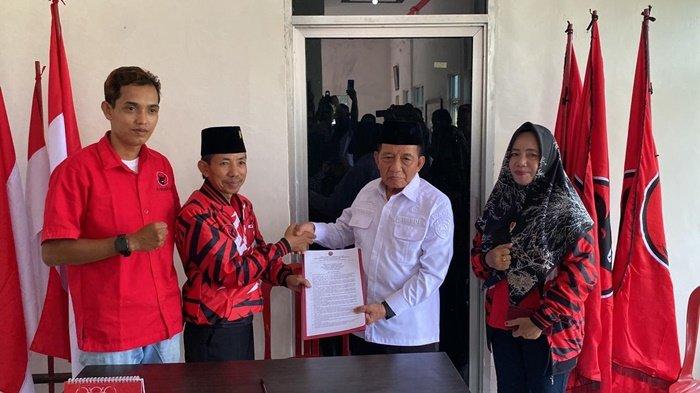 Wakil Bupati PALI Drs H Soemarjono saat mengambil formulir pendaftaran di PDI Perjuangan, sebagai langkah politik terhadap pencalonan nya sebagai Bupati PALI di Pilkada PALI 2024 mendatang.