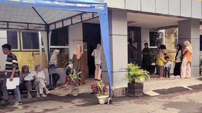 Warga Muara Enim mengantri untuk membuat e-KTP di Kantor Disdukcapil Muara Enim.