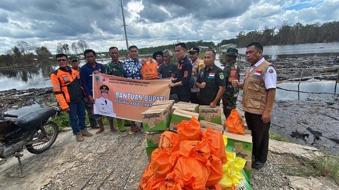 Warga transmigrasi menerima bantuan berupa paket sembako yang disalurkan Pemkab PALI.