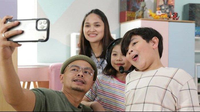 Wendi Cagur dan istri serta anak-anaknya.