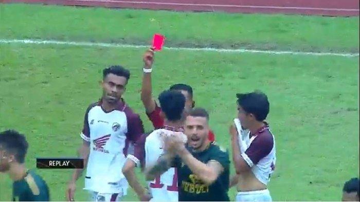 Winger PSM Makassar, M Dzaky Asraf (membelakangi kamera) mendapat kartu kuning kedua pada laga pekan ketiga Liga 1 2023-2024 antara Persikabo 1973 vs PSM Makassar, Jumat (14/7/2023).