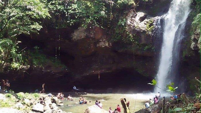 Wisata Alam Air Terjun Curug Tinggi yang berada di Desa Taba Remanik, Kecamatan Selangit, Kabupaten Musi Rawas.