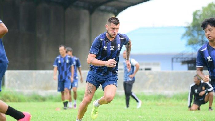 Penyerang anyar asal Ukraina Yevhen Bokhashvili latihan bareng Tim Sriwijaya FC di Lapangan AURI Lanud Tabing Padang Sumbar, Jumat (24/11/2023) sore.