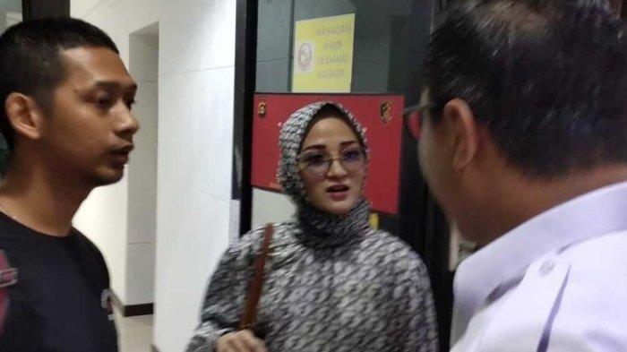 Yoan Sandradyta, selebgram Palembang yang menyebut membuka lahan lebih mudah dengan cara dibakar, saat menjalani pemeriksaan di Polda Sumatera Selatan, Selasa (2/10/2023).