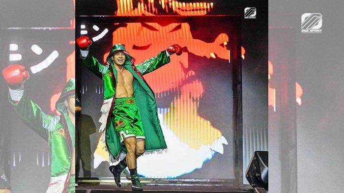 Yoshi Sudarso berpose sebelum ke atas Ring Boxing Superstar Knockout Vol. 2 dengan tema Digimon, di Jakarta International Velodrome Jakarta Timur, 7 Desember 2024.