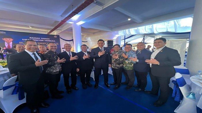 Calon Walikota Palembang, Yudha Pratomo, turut menghadiri momen bersejarah dalam karir akademik Menteri Agraria dan Tata Ruang/Kepala Badan Pertanahan Nasional (ATR/BPN) Agus Harimurti Yudhoyono (AHY) yang menjalani ujian doktoral terbuka di Universitas Airlangga, Surabaya.