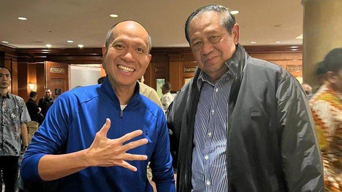 Calon Walikota Palembang, Yudha Pratomo, berfoto bersama dengan Susilo Bambang Yudhoyono saat menghadiri momen bersejarah dalam karir akademik Menteri Agraria dan Tata Ruang/Kepala Badan Pertanahan Nasional (ATR/BPN) Agus Harimurti Yudhoyono (AHY) yang menjalani ujian doktoral terbuka di Universitas Airlangga, Surabaya.