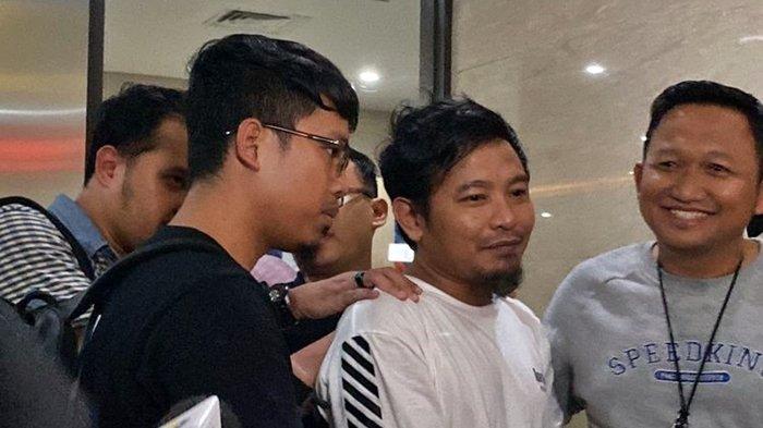 Vokalis band Zivilia, Zulkifli alias Zul Zivilia (baju putih) usai menjalani pemeriksaan terkait jaringan bandar besar narkotika Fredy Pratama di Bareskrim Polri, Jakarta Selatan, Kamis (5/10/2023).