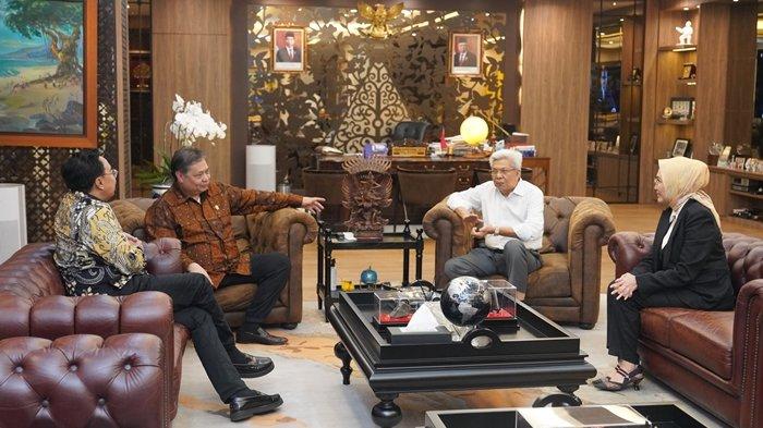 Pasangan Bakal Calon Gubernur dan Wakil Gubernur Sumsel MATAHATI (Mawardi Yahya - Anita Noeringhati) didampingi Ketua DPD Partai Golkar Sumsel Bobby Adhityo Rizaldi SE Ak MBA di ruang kerjanya Airlangga yang juga menjabat Menteri Koordinator Perekonomian Republik Indonesia.melakukan pertemuan politik dengan Ketua Umum DPP Partai Golkar Dr. Ir. Airlangga Hartarto, M.B.A., M.M.T., IPU, Senin (13/5/2024).