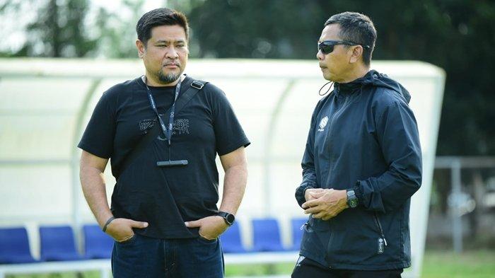 Manajer Sriwijaya FC Ajie Syahrial Bastari bersama pelatih kepala Jafri Sastra pada sesi latihan tim di Lapangan Panahan JSC Palembang.