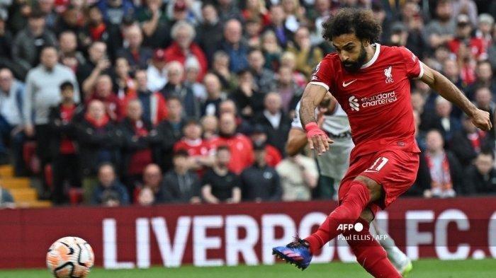 Striker Liverpool asal Mesir #11 Mohamed Salah mencetak gol pembuka dari titik penalti selama pertandingan sepak bola Liga Premier Inggris antara Liverpool dan West Ham United di Anfield di Liverpool, barat laut Inggris pada 24 September 2023.