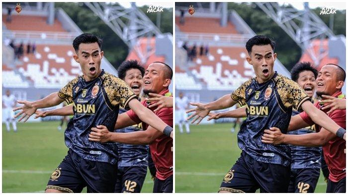 TANGIS HARU - Asisten pelatih Amirul Mukminin menangis haru seraya berusaha memeluk Reyhan Firdaus usai mencetak gol kemenangan Sriwijaya FC atas PSMS Medan 1-0 di Stadion Gelora Sriwijaya Jakabaring Palembang, Senin (10/2/2025). Kemenangan ini membuat Sriwijaya FC lolos degradasi dan bertahan di Liga 2 musim depan.